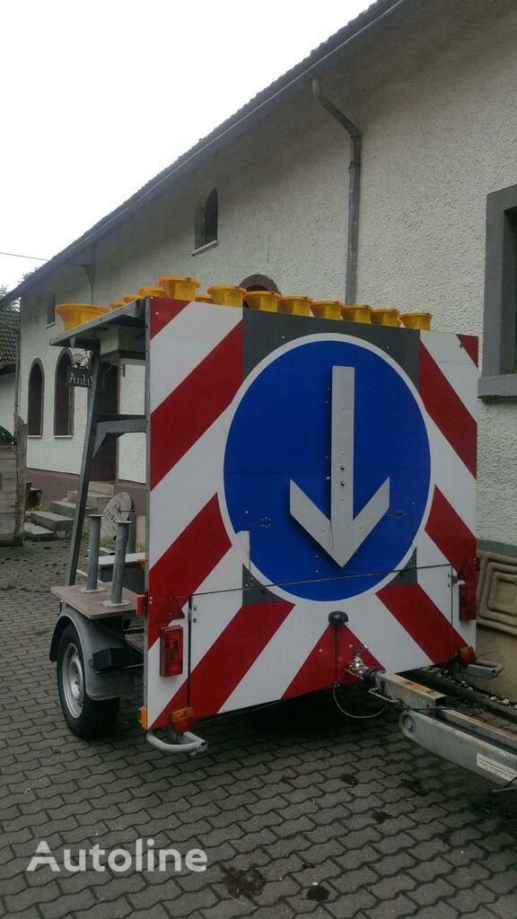 Absperrtafel Verkehrsleitanhänger verkehrsicherungsanhänger vz61 light trailer